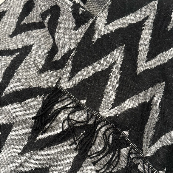 Shawl Poncho Black & Gray Reversable Open Front Blanket Style- One Size - Picture 9 of 9